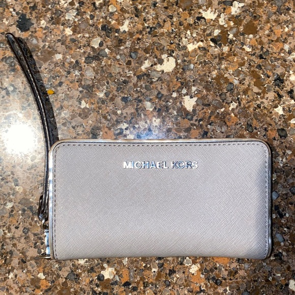 Michael Kors Handbags - Michael Kors JST Large Flat Phone Wallet